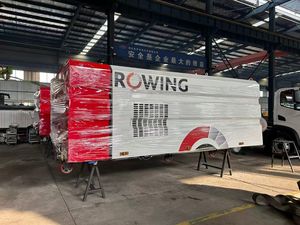 Camion balayeuse à vide personnalisé avec cuve et structure supérieures, doté d'un bac à déchets et d'un réservoir d'eau - Product Image 2