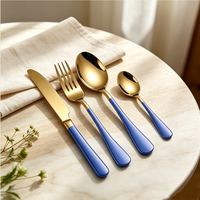 Ensemble de couverts 4 pièces plaqué titane doré, couverts en acier inoxydable 410 avec manche peint en bleu royal dans un coffret cadeau