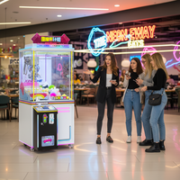 Machine à griffes double défi et pousseur de prix combinés : Distributeur de cadeaux innovant pour centres commerciaux