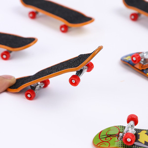 Impresión de gráficos personalizados para fingerboard, regalo promocional de aleación, 32/34 mm, tabla de madera profesional, mini fingerboard creativo, juguetes. - Product Image 2