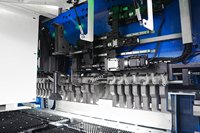 Cintreuse de panneaux CNC industrielle avec changement d'outil automatique pour le pliage de portes et de boîtiers en tôle