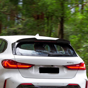 Aileron arrière style Blade pour BMW Série 1 F40, finition noir piano, texture carbone, type bec de canard, pour coffre, 2019+ - Product Image 1