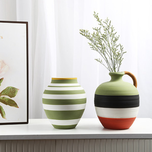 Vase de table en céramique contemporain, peint à la main, avec des lignes, décorations pour la maison - Product Image 2
