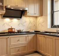 Armoires de cuisine shaker en bois clair sur mesure avec plan de travail noir pour la rénovation de cuisine résidentielle moderne
