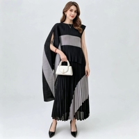 Ensemble deux pièces plissé Miyake, design boutique, blocs de couleur, manches cape asymétriques, travail artisanal, tendance 2026, directement de l'usine