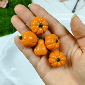 Matériaux de décoration d'Halloween : Petits ornements en résine de citrouille démoniaque, accessoires DIY de citrouille et de maïs phosphorescents - Product Image 3