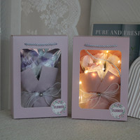 Bouquet de roses éternelles florales de petite taille de qualité supérieure, boîte cadeau artisanale en papier avec ruban métallisé, nœud et bouton perlé pour anniversaire et Saint-Valentin