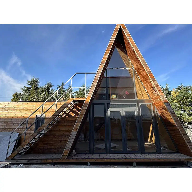 Prefab Driehoekige Cabine Container Driehoekig Blokhut Met Twee Slaapkamer Geprefabriceerd Huis Voor Kamperen