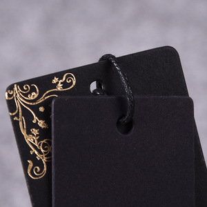 Étiquette de vêtement Honghao en carton noir avec logo personnalisé estampé à chaud pour vêtements homme et femme - Product Image 2