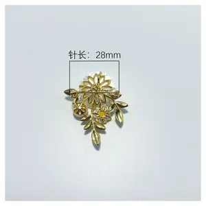 Wholesale Flower-Shaped Pearl Decorative Metal Brooch Custom Cufflinks Pins Buckles Corsage