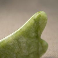 Planche de massage Gua Sha en jade Xiuyan naturel en forme de cœur pour le visage et le corps, outil de soin de la peau, lifting facial, raffermissement cutané