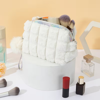 Trousse de Maquillage en Peluche Matelassée Douce, Pochette Cosmétique en Fausse Fourrure, Organisateur de Toilette à Large Ouverture avec Fermeture Éclair, Étui de Voyage avec Breloque pour Femme
