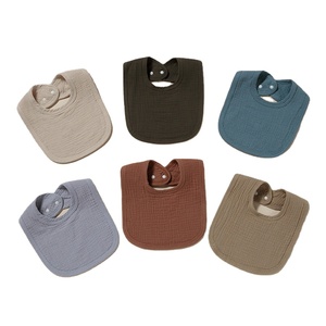 Bavaglino in garza di cotone 100% per neonato impermeabile sputa di latte scivoloso con chiusura a bottone di asciugamano mussola assorbente per la primavera/estate - Product Image 1