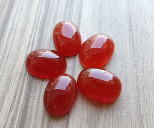 Ónix Rojo Natural, Forma Ovalada, 12x16mm, Cabujón de Espalda Plana, Efecto Ojo de Gato, Marca AMARA, para Anillos, Collares y Joyería - Product Image 3