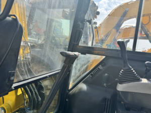 Excavatrice compacte Komatsu PC30MR avec cabine, poids opérationnel de 3,5 tonnes, capacité de la benne de 0,09 m pour les entreprises de location et les flottes - Product Image 3