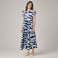 Robe longue décontractée d'été 2026 vintage grande taille bleue et blanche à imprimé Ikat, à volants, manches courtes, col en V et boutonnée sur le devant