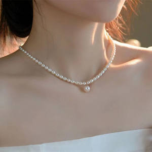 สร้อยคอมุกทรงกลมสีลูกกวาดธรรมชาติ ขนาด 8-9 มม. ทันสมัยและมีตำหนิเล็กน้อย แต่แต่ละชิ้นมีเอกลักษณ์เฉพาะตัว - Product Image 1