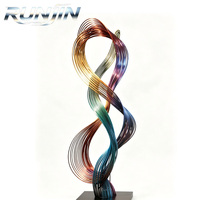 Sculpture abstraite en ruban sur mesure en acier inoxydable de grande taille, finition soudée électrolytique, poli miroir coloré