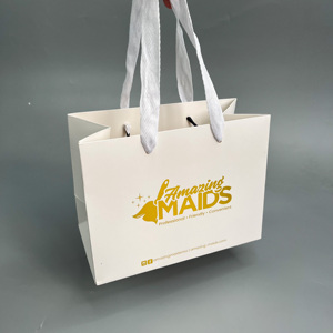 Bolsas de Papel Blancas con Logotipo Personalizado Impreso en Dorado - Bolsas de Compras para Boutique de Cuidado de la Piel y Cosméticos - Product Image 3