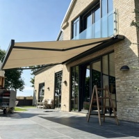 Auvent à bras courbé entièrement enroulable, auvent de terrasse rétractable résistant au vent avec inclinaison réglable, protection contre toutes les intempéries