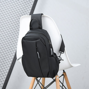 Sac bandoulière en nylon tendance pour homme OEM avec doublure en polyester, imperméable, antivol, fermeture éclair, sacs de poitrine - Product Image 4
