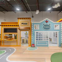 Villages de jeu d'imitation personnalisés sur le thème des cabanes dans les arbres et des petites rues, entièrement équipés pour les cafés ludiques, les restaurants familiaux et les studios de jeu pour tout-petits