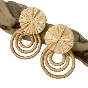 Estética Veraniega Viral: Pendientes Colgantes de Ratán Boho Hechos a Mano, Joyería Ligera y Elegante - Product Image 1