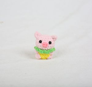 Llavero Colgante de Disfraz de Hamburguesa de Cerdo, Producto Creativo Hecho a Mano con Ganchillo, Artículo Terminado Disponible, para Estudiantes - Product Image 2