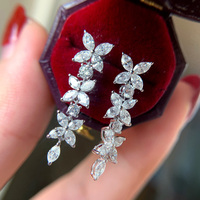 Anting-anting liontin pengantin wanita desain chandelier panjang dengan kristal zirkonia buatan tangan Huitan, model bunga menjuntai.