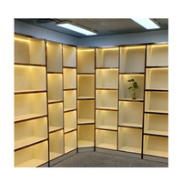 Vitrine d'angle personnalisable HongMing pour chaussures et sacs, couleur sur mesure pour salon et salle d'exposition