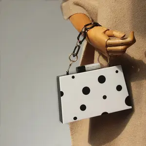 Bolsa de mão feminina lua de acrílico, bolsa clutch para mulheres com alça na cor preta e branca, ideal para casamento