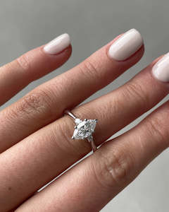 Vente en gros de bagues de fiançailles à halo caché en diamant de laboratoire de taille marquise, bagues de solitaire de designer en or pur 18 carats pour fournisseur en gros - Product Image 3