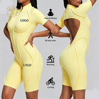 Combinaison de sport élégante à manches courtes et dos nu pour femme, idéale pour la gym et le fitness