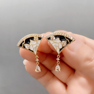 Orecchini Pendenti con Conchiglia Floreale Smaltata, Gioielli Eleganti e alla Moda per Donne, per Feste e Uso Quotidiano, Stile Moderno - Product Image 3