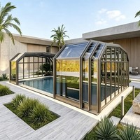 Salle en verre transparent en alliage d'aluminium avec toit plat moderne et étanche pour salon de jardin résidentiel dans une villa d'hôtel ou véranda