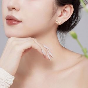 Pendientes de Plata S925 con Diseño Personalizado Dylam Dazzle, Baño de Rodio y Oro de 18K, con Circonitas Cúbicas 5A en Racimo Irregular - Product Image 5