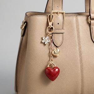 Nouveauté <span class=keywords><strong>2026</strong></span> Collection Printemps Personnalisée Porte-clés en Alliage de Zinc en Forme de Cœur avec Fleur en Cristal pour Femmes - Product Image 3