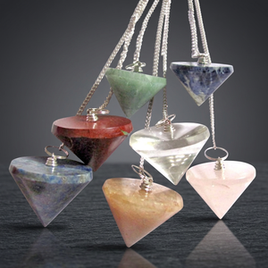 Pendules coniques en pierres précieuses mélangées, polies, en forme de pyramide, pour la radiesthésie et les pratiques de guérison - Product Image 2