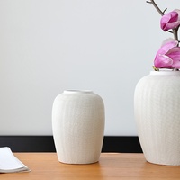 Vase à fleurs décoratif de table en céramique blanche sculptée à la main haut de gamme, style nordique japonais moderne