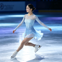 Robe de patinage artistique bleu clair, manches longues, dos découpé en maille, strass, costume de performance personnalisé pour enfants, adolescents et adultes, OEM