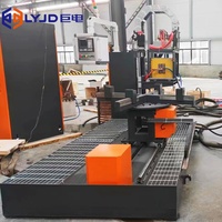 Machine de traitement thermique par induction pour le durcissement et le trempage, avec système de chargement et de déchargement pour arbres/disques