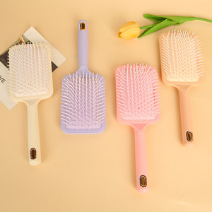 หวีนวดสีลูกกวาด พลาสติกขนาดใหญ่ ใช้งานได้กับผิวหนัง เหมาะสำหรับใช้ในบ้าน - Product Image 4