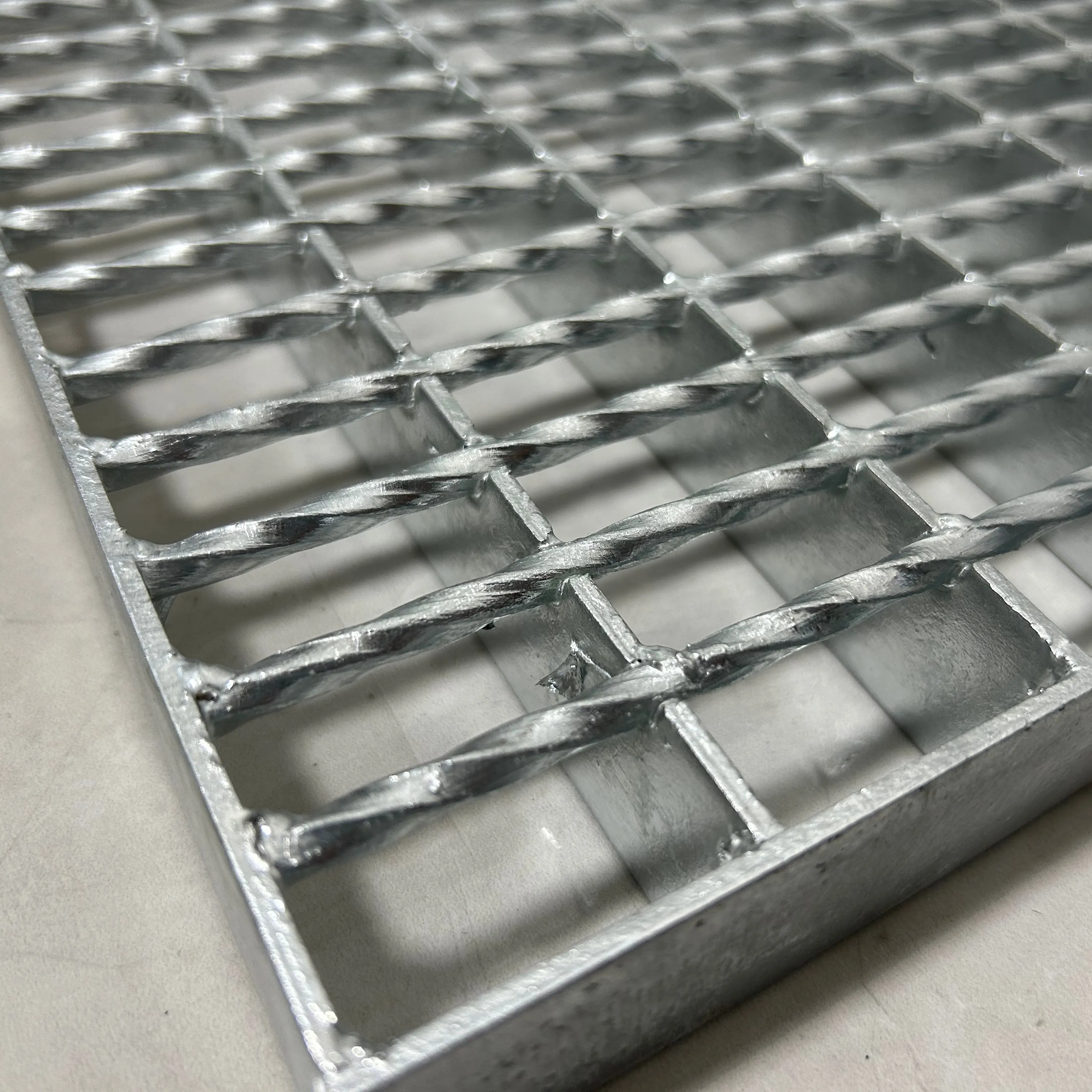 Fabbricazione di metallo materiali da costruzione piano in acciaio zincato grata a caldo zincata grata in acciaio resistente