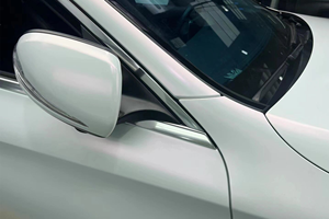 Film de protection pour voiture en vinyle PET blanc satiné mat avec charme rouge, garantie 10 ans, anti-rayures, technologie Air Release, finition haute brillance, rouleau de film automobile. - Product Image 5
