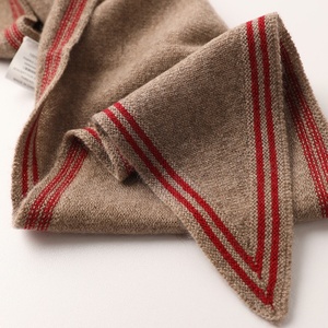 Nouvelle Écharpe en Cachemire Tricotée Triangle pour Femme, Petite Taille, Collection Été 2026 - Product Image 3
