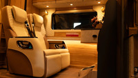 Kit complet de conversion intérieure pour Sprinter Executive : Table de conférence motorisée, canapé-lit, revêtement de sol pour yacht, stores de fenêtre, OEM