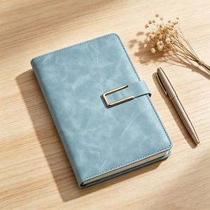 Agenda con Tapa Dura de Imitación de Cuero Azul Claro con Cierre de Metal - Product Image 5