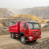Camion benne HOWO 6*6 rouge vif, directement de l'usine, pour travaux de construction lourds