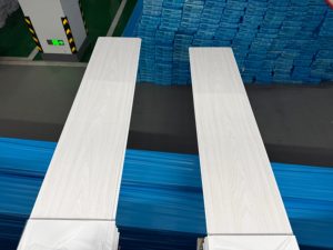 Panel <span class=keywords><strong>de</strong></span> Techo y Pared <span class=keywords><strong>de</strong></span> <span class=keywords><strong>PVC</strong></span> <span class=keywords><strong>de</strong></span> Estilo Popular a <span class=keywords><strong>Precio</strong></span> Económico, Revestimiento <span class=keywords><strong>de</strong></span> <span class=keywords><strong>PVC</strong></span> Compuesto Plástico Laminado, 25*8/7/6mm - Product Image 5