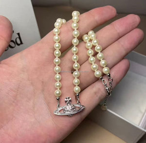 Collar Vvivi Enne West Extragrande con Perlas de Imitación de Cobre, Diamantes Románticos y Planeta Saturno Incrustado, Unisex - Product Image 5